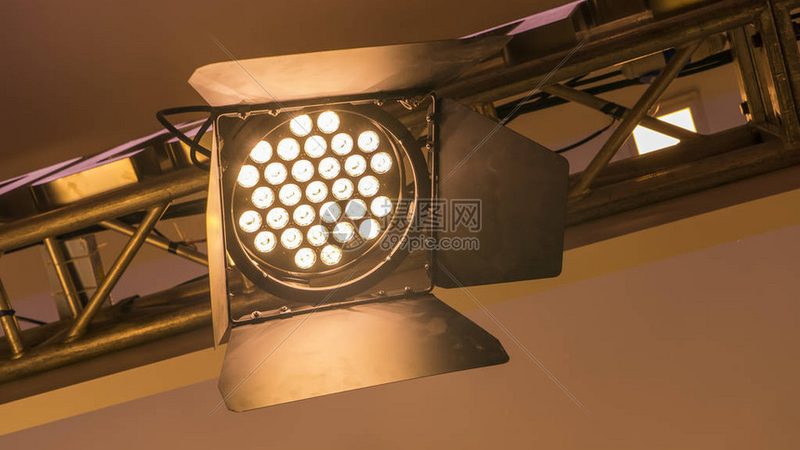 办公室LED面板灯：材质选择与型号解析**